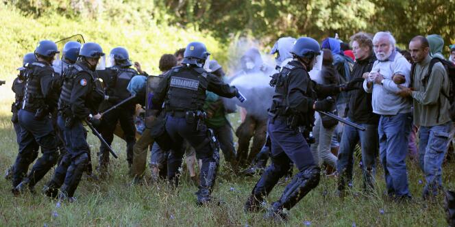 Heurts entre la police et des manifestants contre le futur barrage de Sivens dans le Tarn, le 1er septembre.