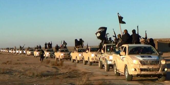 Des véhicules du groupe djihadiste de l'Etat islamique dans la province d'Anbar, en Irak, au début de l'année 2014.