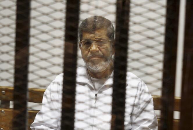 Le président égyptien destitué Mohamed Morsi au tribunal, en mai 2014.