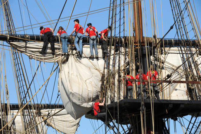 En dix-sept ans, la construction du navire – 65 mètres de long et 47 mètres de haut – a mobilisé des artisans de plusieurs pays.