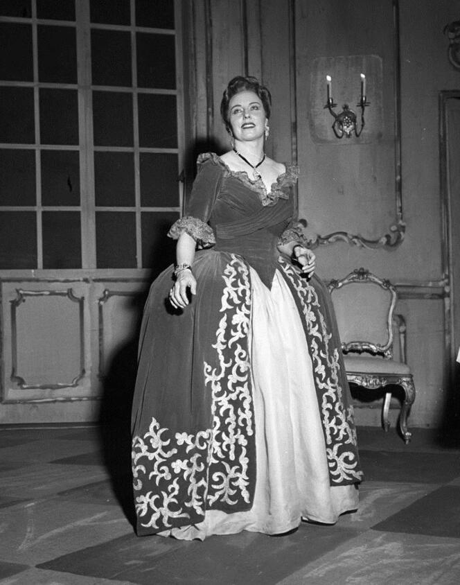 La soprano italienne Magda Olivero dans le rôle d'Adriana Lecouvreur, dans l'opéra de Francesco Cilea à La Scala de Milan (photo non datée).