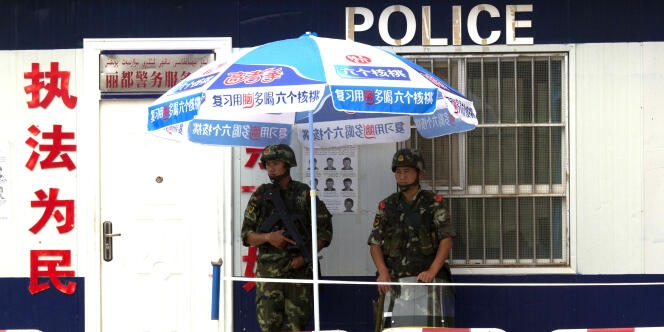 Des soldats chinois aux abords d'un point de contrôle à Aksu, dans la province chinoise du Xinjiang, en juillet 2014.