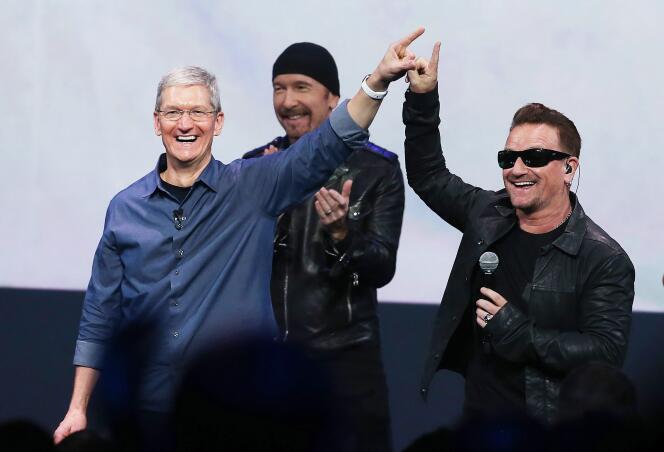 Tim Cook, PDG d'Apple (à gauche), et Bono au Flint Center de Cupertino (Californie), le 9 septembre 2014.