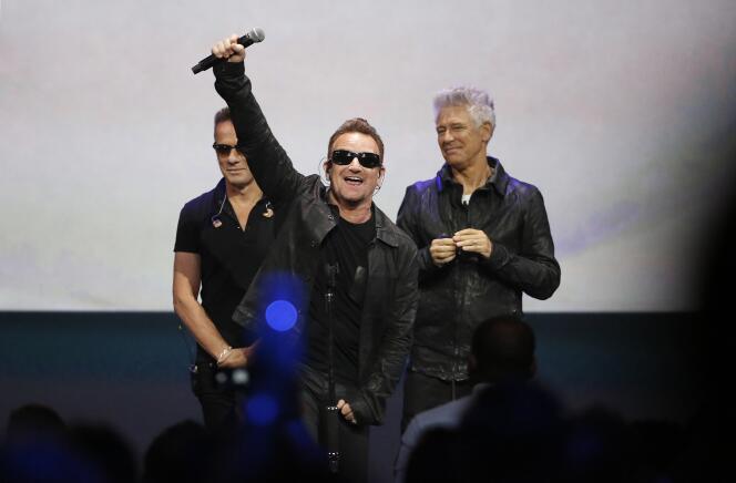 Le chanteur du groupe U2, Bono (au centre) lors de la journée de présentation des nouveaux produits Apple au Flint Center de Cupertino (Californie), le 9 septembre 2014.