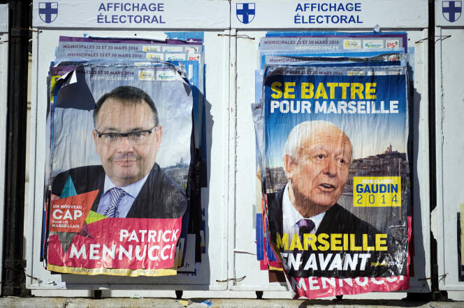 Affiches pendant la campagne des élections municipales de mars 2014. 