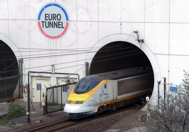 Un Eurostar à la sortie du tunnel sous la Manche à Coquelles (Pas-de-Calais), en avril 2015.