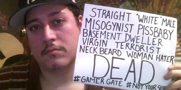 Un internaute se prend en photo pour les campagnes #GamerGate et #NotYourShield.