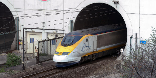Un Eurostar à la sortie du tunnel Channel, à Coquelles, dans le nord de la France, en avril.