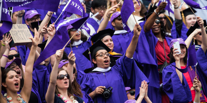 Cérémonie de remise des prix de l'Université de New York, le 21 mai. Les Etats-Unis restent l'une de destinations les plus chères pour les étudiants étrangers.