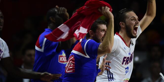 Les Français célèbrent leur victoire contre les favoris espagnols lors du quart de finale du Mondial de basket, le 10 septembre. 