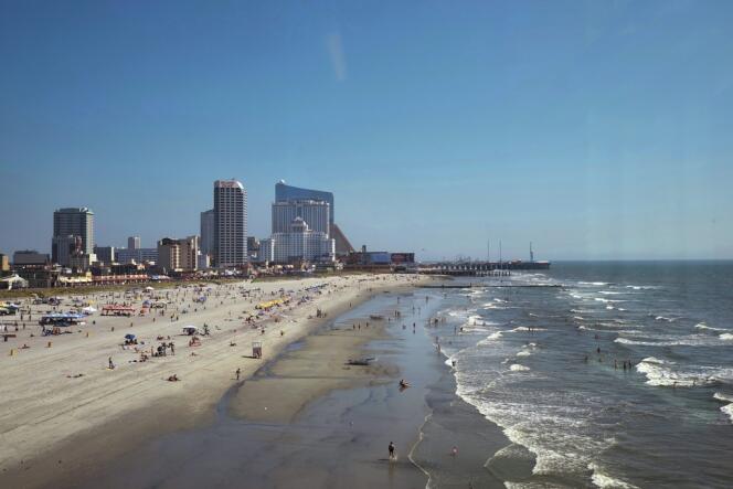A environ deux heures au sud de New York,  dans le New Jersey, Atlantic City a vécu  une longue période de prospérité. Boudée  par la clientèle d'Américains moyens, elle connaît aujourd'hui un taux de chômage de plus de 13 %. 