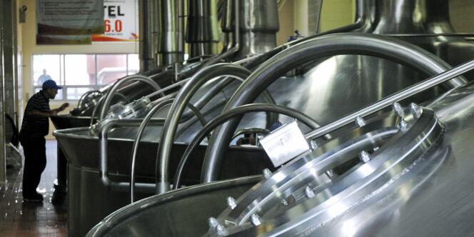 L'approche de SABMiller fait partie d'une stratégie visant à se mettre à l'abri d'une offre publique d'achat potentielle de son rival Anheuser-Busch InBev, le numéro un mondial de la bière.