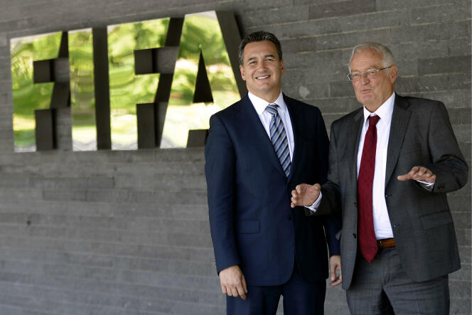 Michael J. Garcia (à g.) et Hans-Joachim Eckert, patron de la chambre de jugement de la commission d’éthique, au siège de la FIFA à Zurich, en 2012.