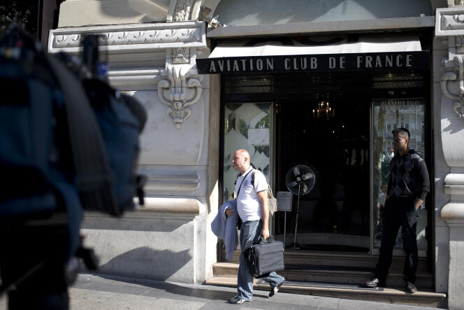 Un policier quitte l'Aviation Club de France, le 16 septembre. 