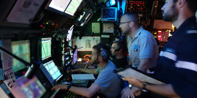 L’analyste de la « Perle » (au fond, en tee-shirt noir), devant les écrans sonar du poste de commandement des opérations. 