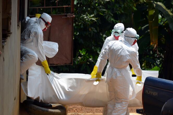 A Monrovia, une équipe médicale portant le corps d'un enfant victime du virus Ebola.