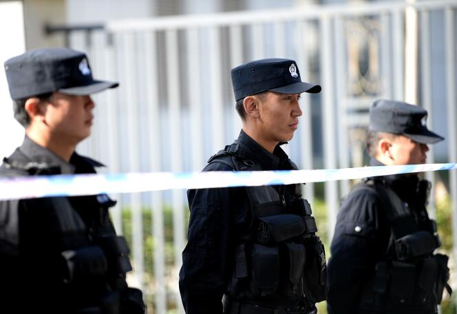 Des policiers chinois assurant la sécurité lors du procès d'Ilham Tohti, à Urumqi, le 17 septembre.