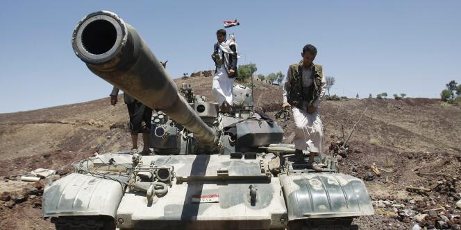 Des rebelles chiites sur un tank de l'armée yéménite, à Sanaa, la capitale du Yémen, le 22 septembre 2014.