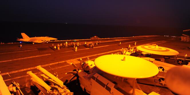 Appareils militaires américains sur un porte-avion stationné dans le Golfe persique.