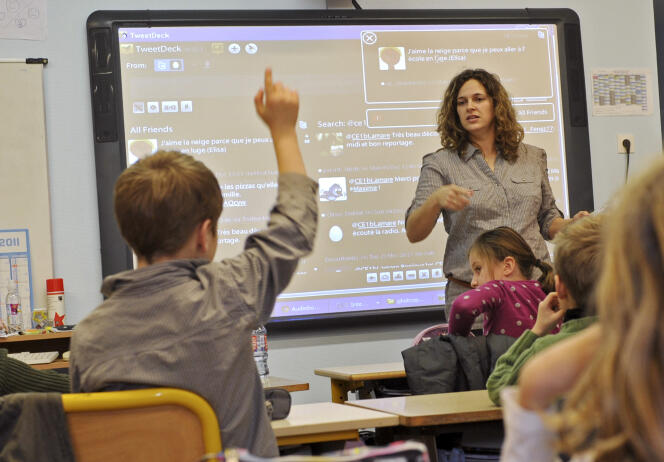 Céline Lamare, institutrice, explique le fonctionnement de Twitter à une classe.