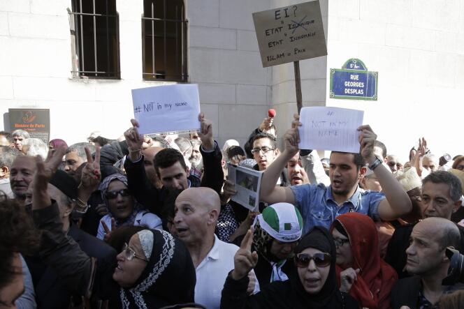 Rassemblement en hommage à Hervé Gourdel devant la Grande Mosquée de Paris, le 26 septembre.