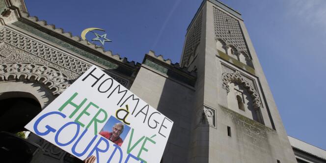 Rassemblement devant la Grande Mosquée de Paris en hommage à Hervé Gourdel, le 26 septembre.