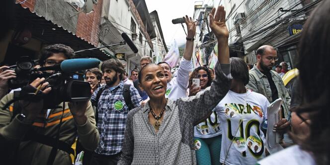 Le 30 août 2014, Marina Silva en campagne à Rocinha,  la plus grande favela de Rio de Janeiro. La candidate du Parti socialiste brésilien (PSB) est née à Bagaço, village pauvre d'Acre, en Amazonie.