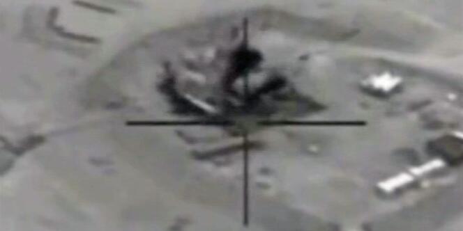 Images fournies par l'armée américaine montrant l'attaque d'une raffinerie contrôlée par l'Etat islamique en Syrie.