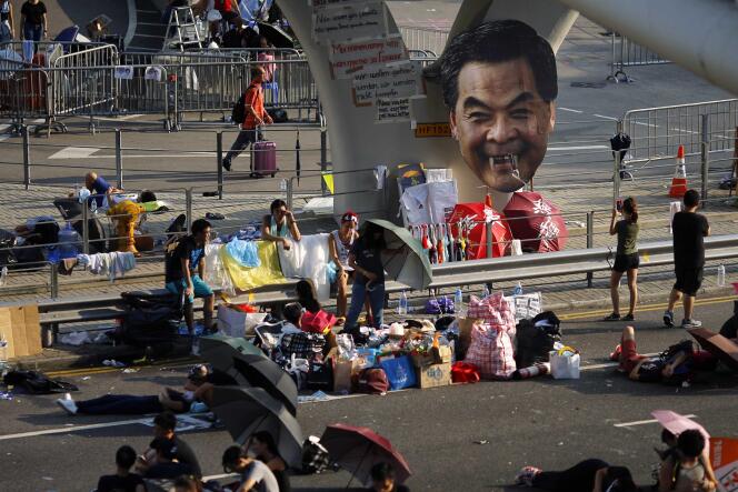 Une pancarte satirique à l'effigie de Leung Chun-ying, chef de l'exécutif de Hongkong, le 30 septembre 2014.