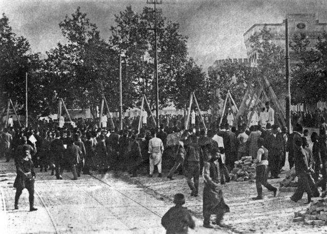 Dans l'empire ottoman, de 1915 à 1916, le massacre de la population arménienne par les Turcs est systématiquement organisé. Ici, des pendaisons publiques à Istanbul, en juin 1915.