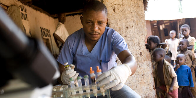 Un technicien du Programme national de lutte contre la trypanosomiase effectue des analyses, dans le village de Mpata, en République démocratique du Congo.