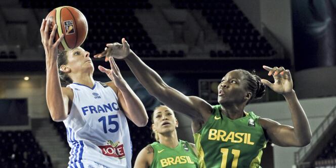 La Française Héléna Ciak face aux joueuses brésiliennes Erika Souza et Clarissa Santos, mercredi 1er octobre. 