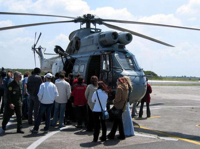 Journée citoyenne : présentation aux jeunes d'un hélicoptère sur la base aérienne de Cazaux (Gironde).