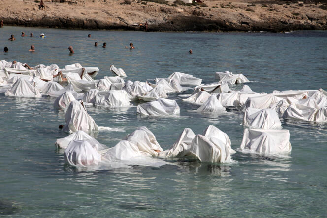 3 octobre 2014, des militants portent des draps blancs en mémoire des victime d'un naufrage survenu dans les eaux de Lampedusa. Plus de 360 migrants sont morts en octobre 2013 lorsque leur embarcation s'est renversée.