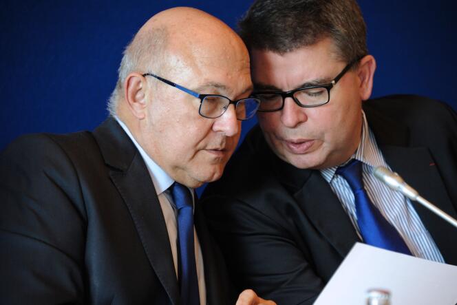 Le ministre des finances Michel Sapin, avec le directeur général du Trésor, Bruno Bézard (à droite), en octobre 2014.