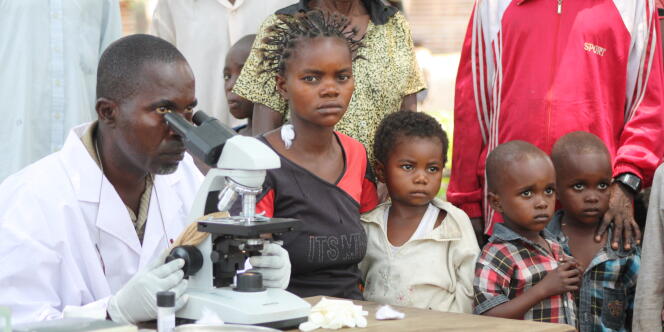 Une équipe mobile de laborantins dépiste la maladie du sommeil dans le village de Kikobo (République Démocratique du Congo)
