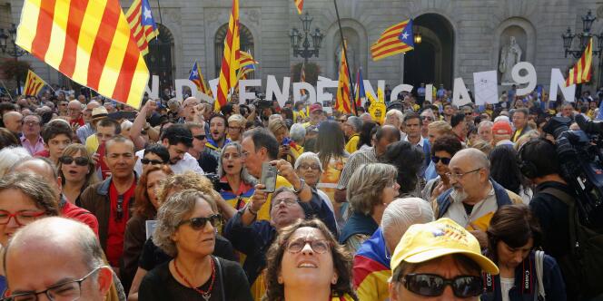 Des partisans de l'indépendance de la Catalogne manifestent à Barcelone, le 27 septembre.