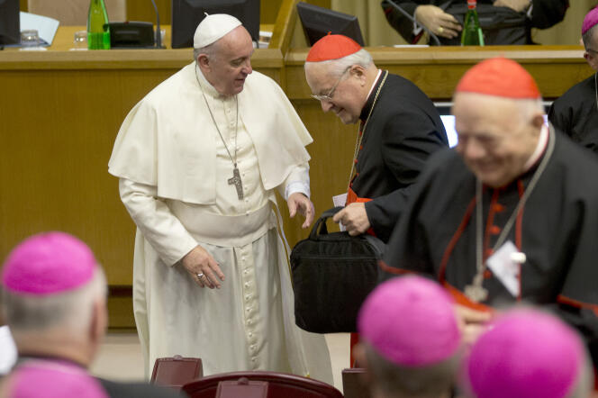 Cardenal Angelo Sodano (a la derecha del Papa Francisco), en el Vaticano, 2014.
