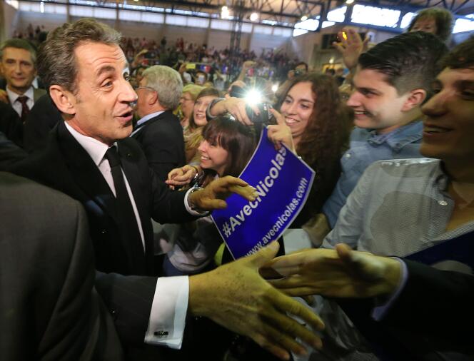Nicolas Sarkozy, quelques minutes avant le début de son meeting à Saint-Julien-les-Villas (Aube), le 2 octobre.