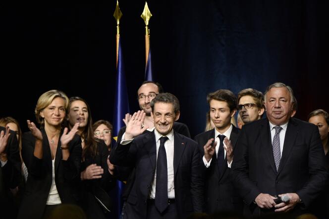 Le président du Sénat, Gérard Larcher (micro en main), au côté de Nicolas Sarkozy.