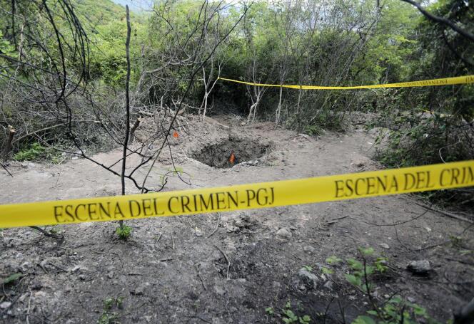 L'une des fosses dans lesquelles 28 corps non identifiés ont été retrouvés près d'Iguala, où 43 étudiants ont disparu.