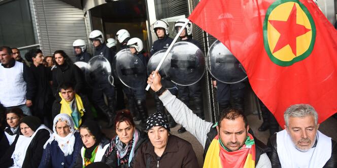 Des partisans du Parti des travailleur du Kurdistan ont organisé un sit-in dans le Parlement européen à Bruxelles, le 7 octobre.
