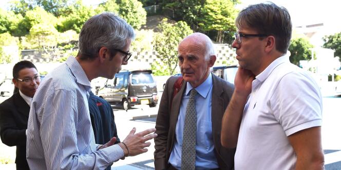 Gérard Saillant (au centre), entouré de Morgan Caron (à droite), de la Fédération française de sports automobiles (FFSA), et d'Alessandro Alunni Bravi, de Marussia, le 7 octobre à l’hôpital Mie.