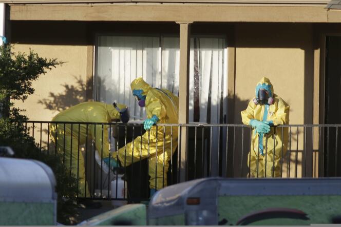 Le 5 octobre, à Dallas, des personnel de santé s'apprêtent à pénétrer dans l'appartement d'Eric Duncan, le patient américain qui a contracté le virus Ebola au Liberia.