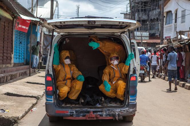 Des bénévoles viennent chercher des organes de personnes décédées du virus Ebola, contre une rémunération hebdomadaire de prise de risque  100 $ , le 8 Octobre 2014 à Freetown.