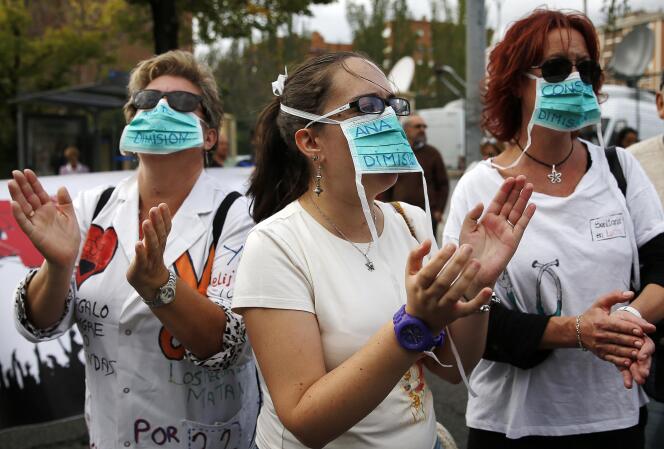 Manifestation de personnels médicaux devant l'hôpital Carlos-III à Madrid pour dénoncer la dégradation des conditions de travail dans le secteur de la santé.