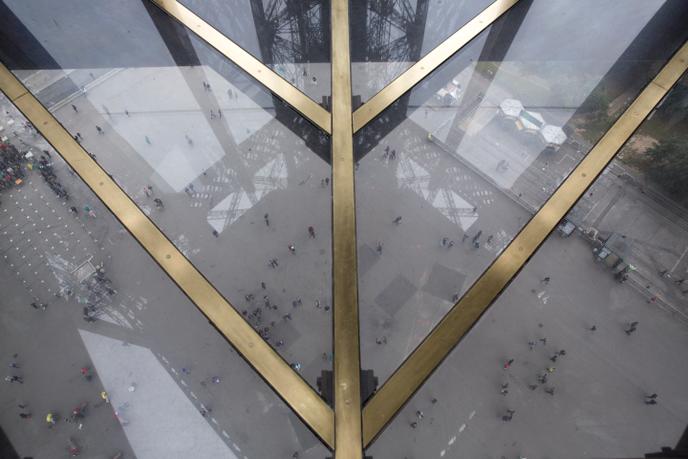 Hauteur 1er étage Tour Eiffel Le 1er Etage Renove De La Tour Eiffel Joue Avec Le Vide