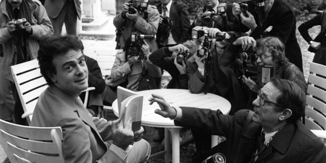 L'écrivain Patrick Modiano pose pour les photographes le 20 novembre 1978 à Paris après avoir reçu le Prix Goncourt pour son livre 