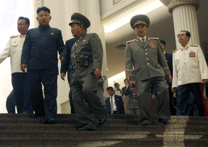 Kim Jong-un, le 27 juillet 2013, accompagné de son oncle, Jang Song-thaek (en uniforme blanc, à droite).