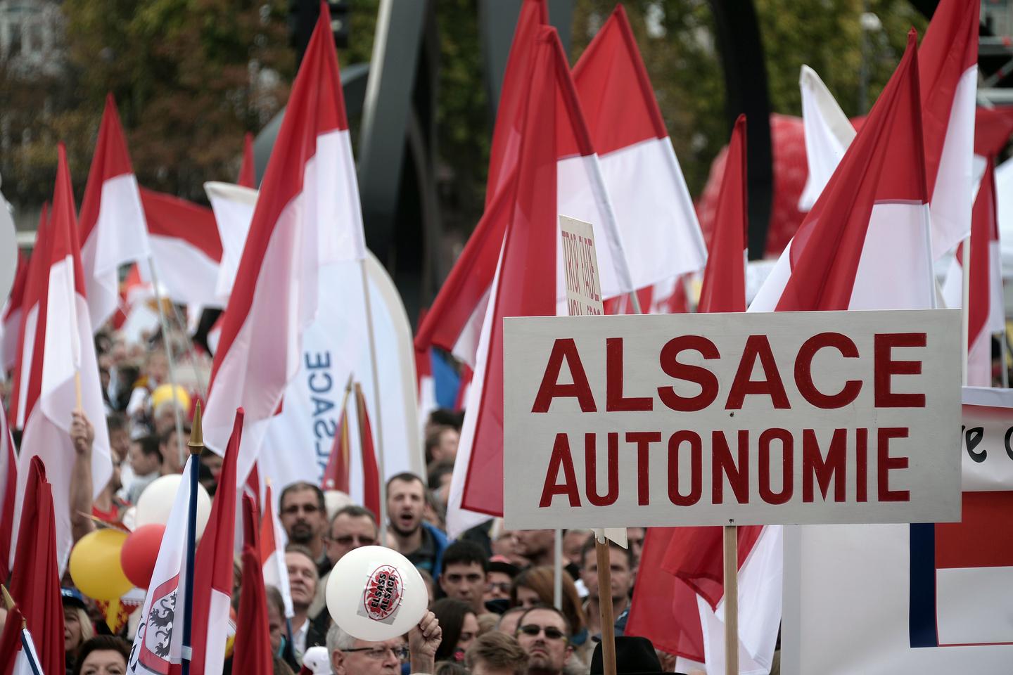 A Strasbourg, plusieurs milliers d'Alsaciens contre la fusion de leur ...